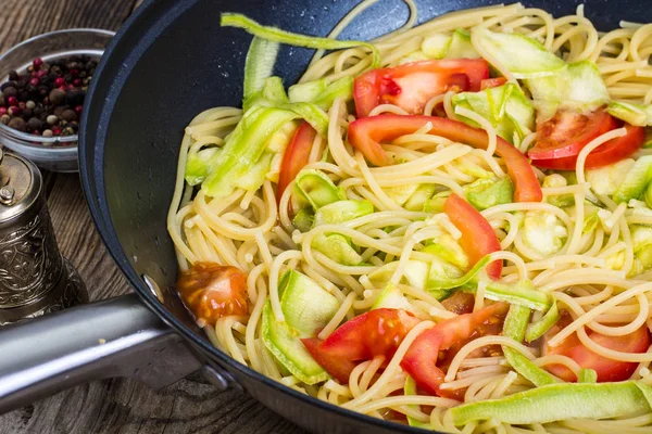 Espaguetis con calabacín y tomates — Foto de Stock
