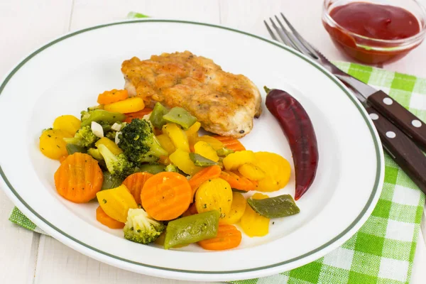 Pollo picado con guarnición vegetal —  Fotos de Stock