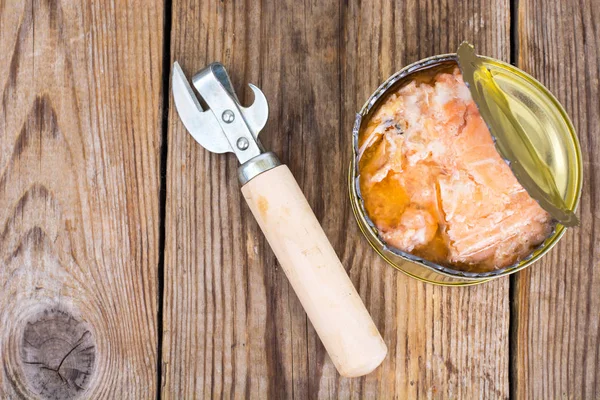 Conservas de salmón o atún en lata de metal abierto — Foto de Stock