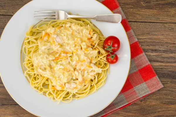 Spaghetti with creamy gravy — Stock Photo, Image