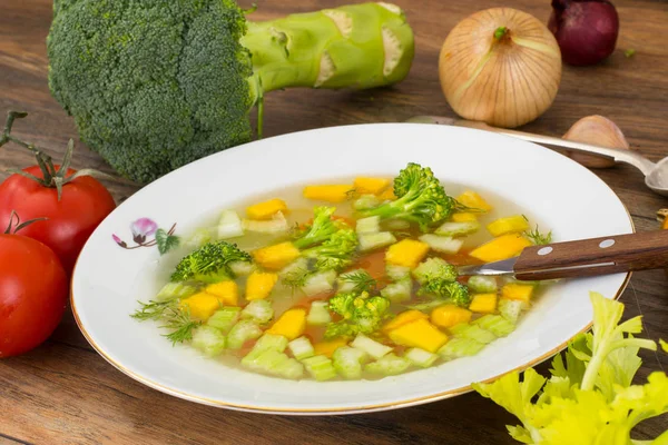 Bulion vegetarian de legume cu broccoli și țelină — Fotografie, imagine de stoc