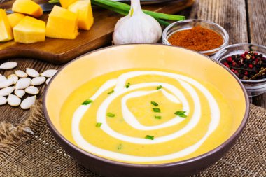 Kabak ve yeşil soğan ile krem çorba