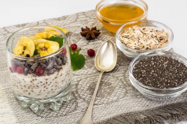 Tatlım, chia, muz ve çikolata ile yulaf gevreği