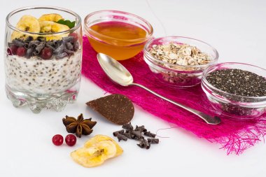 Tatlım, chia, muz ve çikolata ile yulaf gevreği