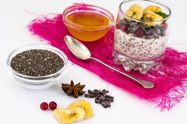 Tatlım, chia, muz ve çikolata ile yulaf gevreği