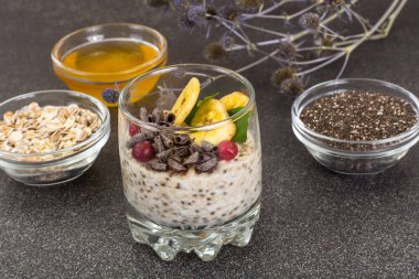 Tatlım, chia, muz ve çikolata ile yulaf gevreği