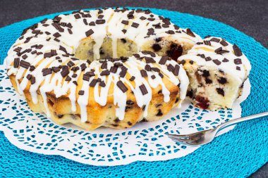 Ev yapımı pasta kek çikolata ve kurutulmuş kiraz ile