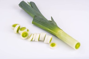 Beyaz zemin üzerine Soğan pırasa
