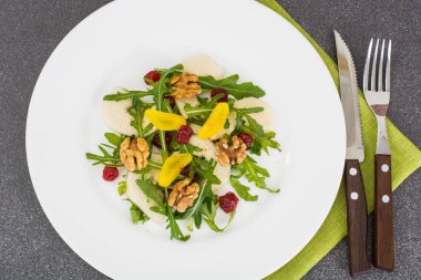 Vejetaryen salatası armut, roka ve ceviz