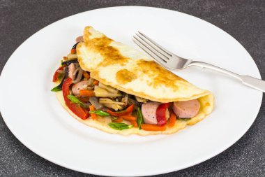 Kahvaltı omlet sebze ve sosis