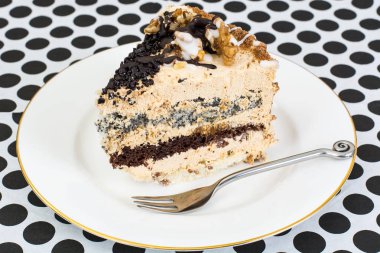 Haşhaş tohumu, çikolatalı, fındıklı bisküvi kek