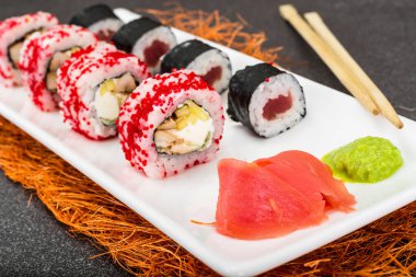 Beyaz arka plan üzerinde çeşitli suşi rulo