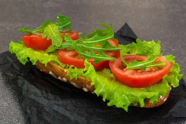 Sanduíche com salsicha e legumes em pão de grão integral — Fotografia de Stock