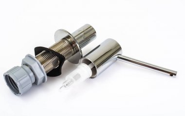 Metal kabına sıvı deterjan lavabo