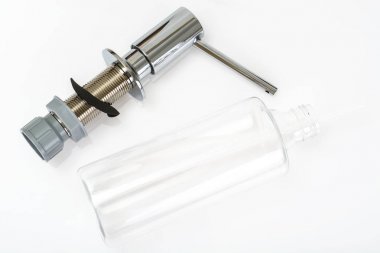 Metal kabına sıvı deterjan lavabo