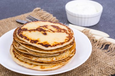 Ev yapımı sosis tava ile sıcak krep