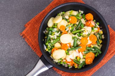 Sebzeli tavada kızarmış patates