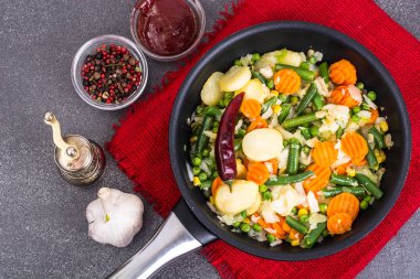 Sebzeli tavada kızarmış patates