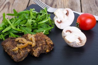 Kızarmış Karaciğer, roka, mantar ve domates