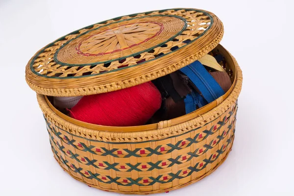 Caja de paja de mimbre para accesorios de costura — Foto de Stock