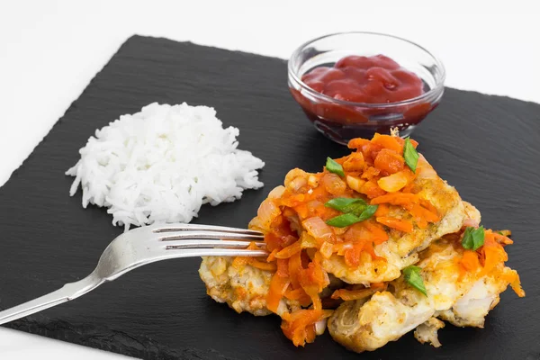 Pescado blanco con verduras, guarnición de arroz — Foto de Stock