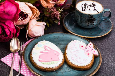 Paskalya gingerbread çerezleri çizim ile