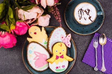 Paskalya gingerbread çerezleri çizim ile