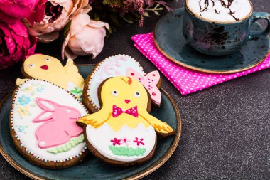 Paskalya gingerbread çerezleri çizim ile