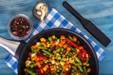 Mavi zemin üzerine haşlanmış sebze karışımı