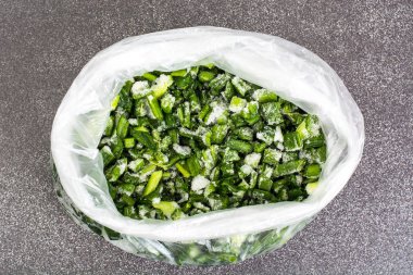 Soğan yeşil plastik torba içinde donmuş dilimlenmiş
