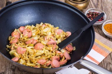 Ekşi lahana sosis dilimleri ile ihtiva eder.