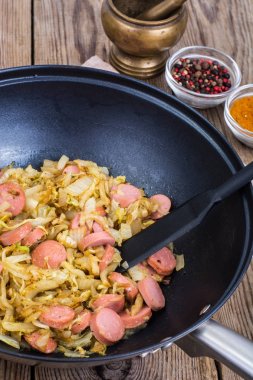 Ekşi lahana sosis dilimleri ile ihtiva eder.