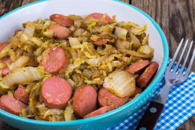 Domuz sosisi lahana ile seramik kase dilimlenmiş