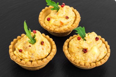 Bölümü meze, balık ile tartlets yapıştırın