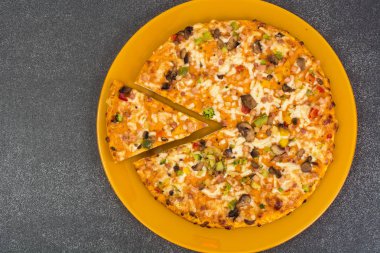 Mantar, peynir ve kırmızı biber pizza