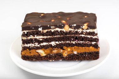 Çikolata karamel pasta beyaz arka deli ve çırpılmış krema ile