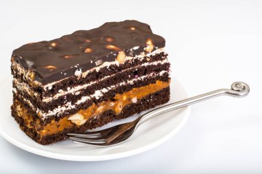 Çikolata karamel pasta beyaz arka deli ve çırpılmış krema ile