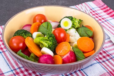 Sebze karışımı, pırasa ve turp salatası