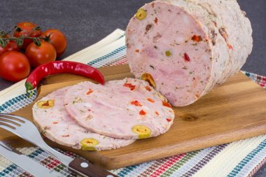 Zeytin ve kırmızı pul biber soslu domuz eti haşlama Homemade