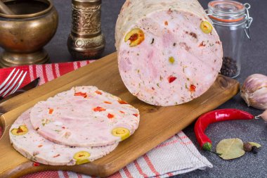 Zeytin ve kırmızı pul biber soslu domuz eti haşlama Homemade