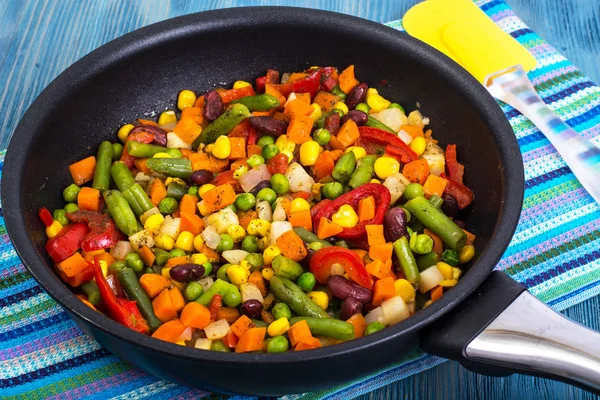 Mistura de legumes cozidos no vapor no fundo azul — Fotografia de Stock