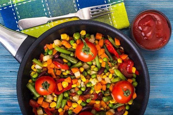 Mezcla de verduras al vapor sobre fondo azul — Foto de Stock