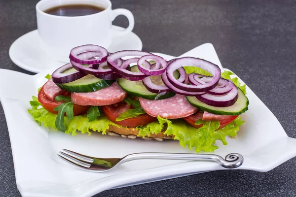 Sanduíche de pequeno-almoço com legumes e presunto, chá, café — Fotografia de Stock