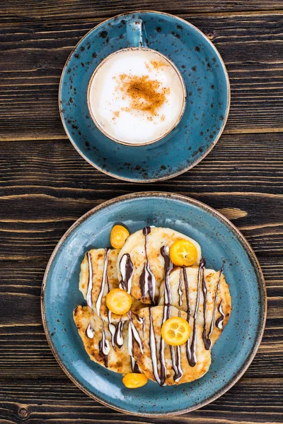 Cappuccino und Krapfen zum Frühstück — Stockfoto