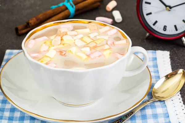 Café con leche y malvavisco en taza blanca — Foto de Stock