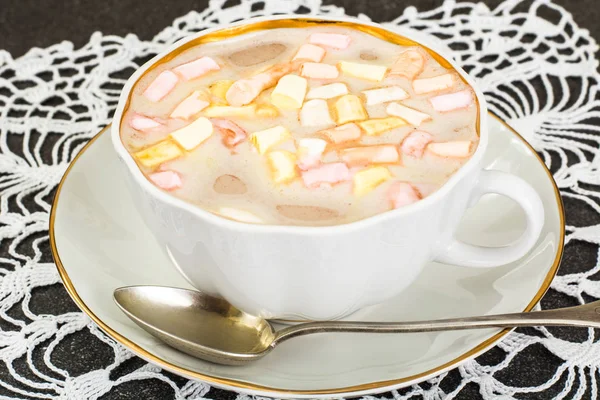 Café con leche y malvavisco en taza blanca — Foto de Stock