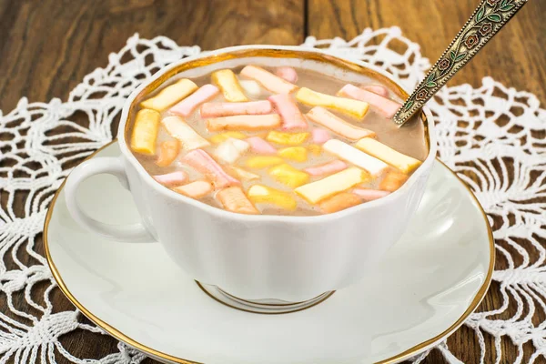 Café con leche y malvavisco en taza blanca — Foto de Stock