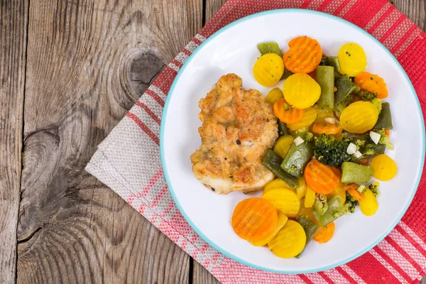 Filete de pollo a la parrilla con mezcla de verduras sobre fondo de madera —  Fotos de Stock