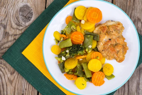 Filé de frango grelhado com mistura vegetal em fundo de madeira — Fotografia de Stock