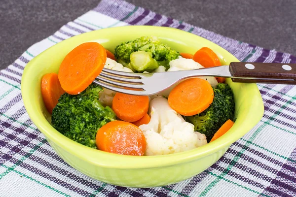 Salada com mistura de legumes, alho-porro e rabanete — Fotografia de Stock